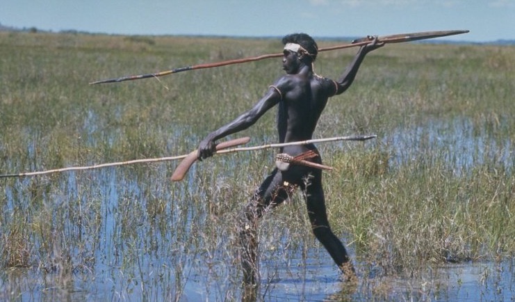 Australský domorodec na lovu