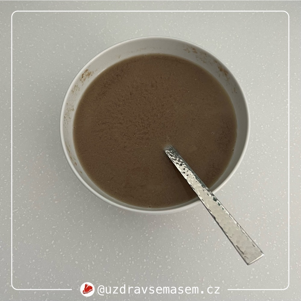 Hovězí vývar v misce